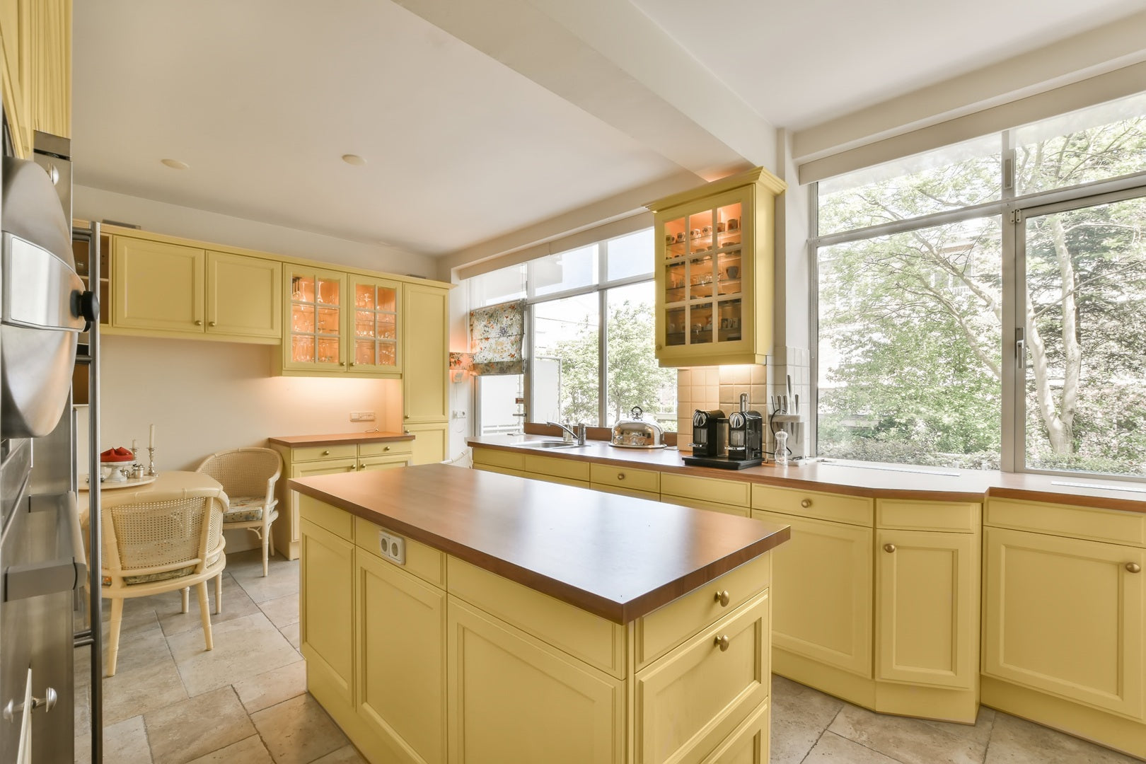 Warm Color Palettes: Creating Cozy Kitchen Spaces for Fall Entertaining