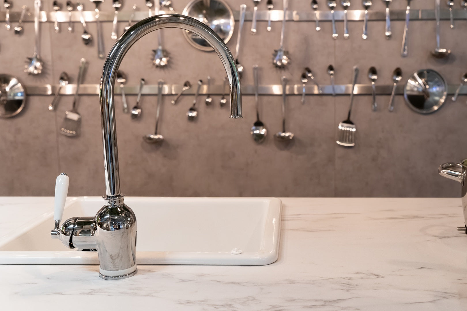 Silver Finishes Are the New Black: Modern Hardware Trends for 2025