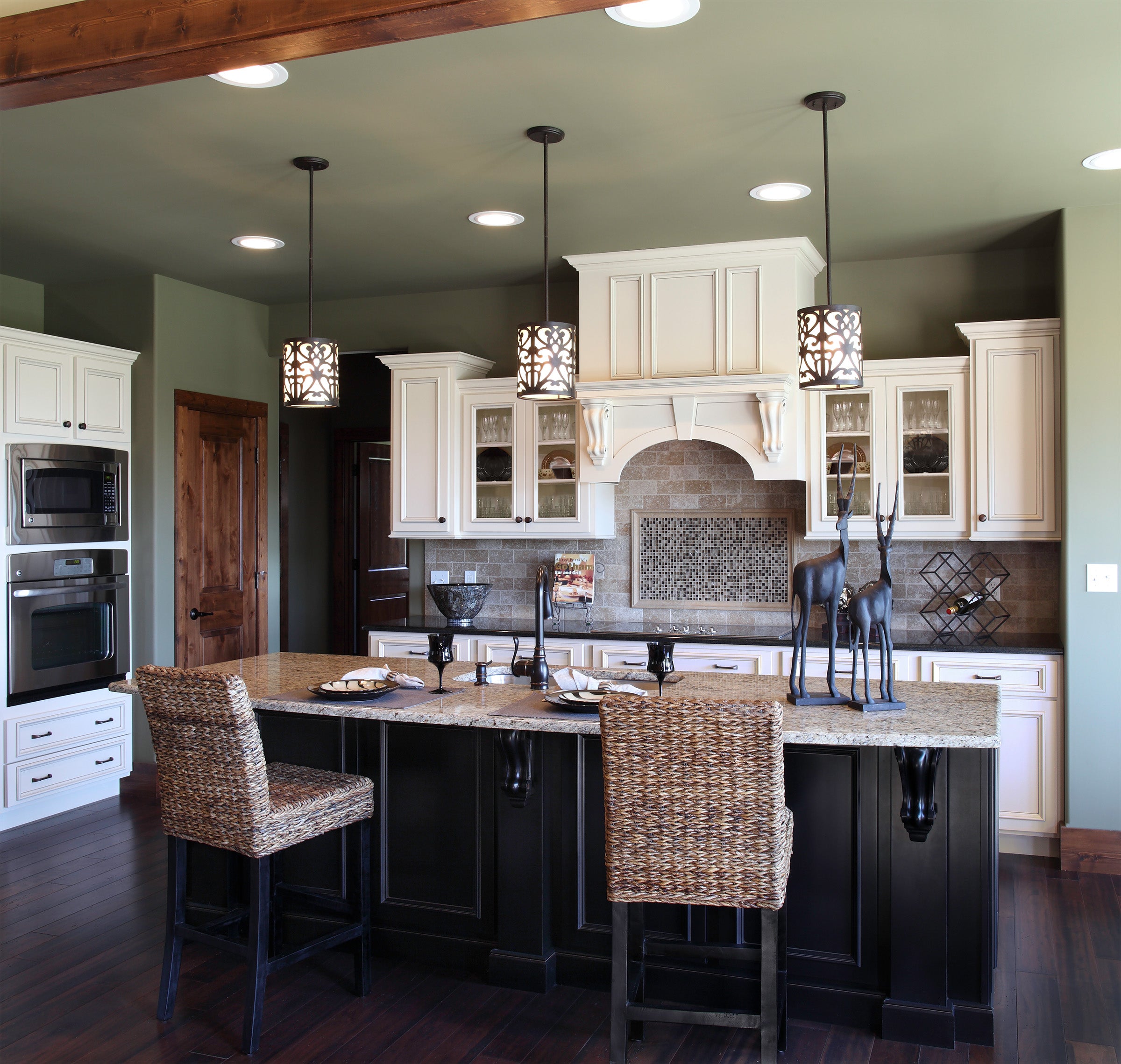 Stylish kitchen featuring Shiloh cabinets, customizable designs, and elegant pendant lighting.