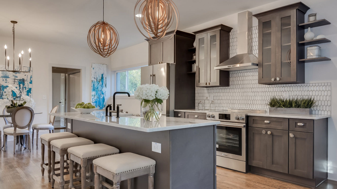 Modern kitchen featuring Greystone Shaker cabinets with sleek countertops and stylish decor.