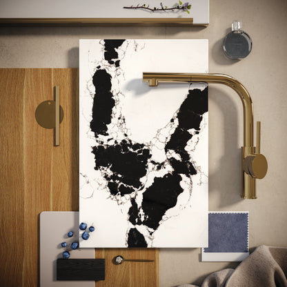 5118 Calacatta Scoria countertop featuring bold black veins on a white backdrop with dark mineral accents.