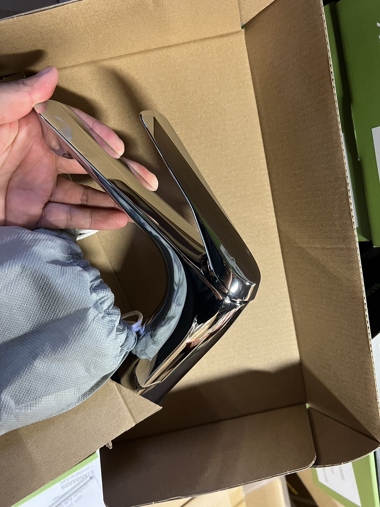 F050  Single Hole Basin Faucet with Pop Up (Chrome)